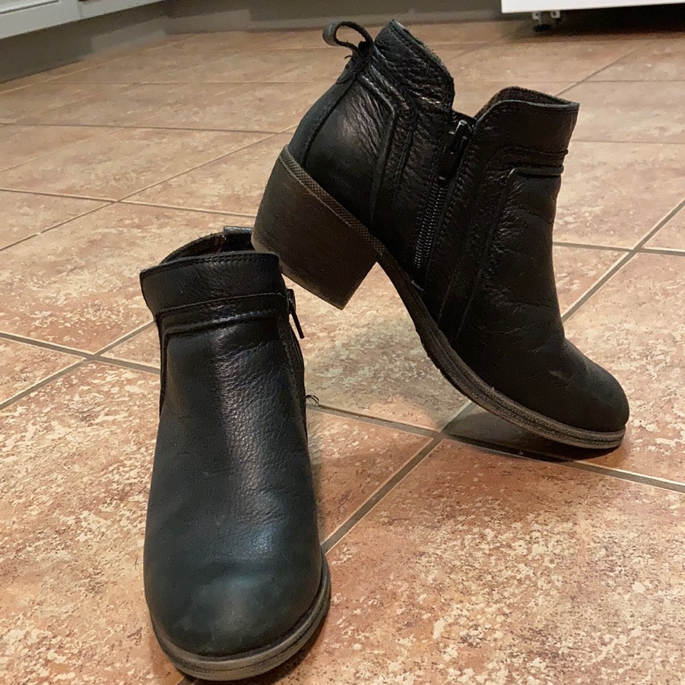 Cobb Hill Black Anisa V Cut Ankle Booties